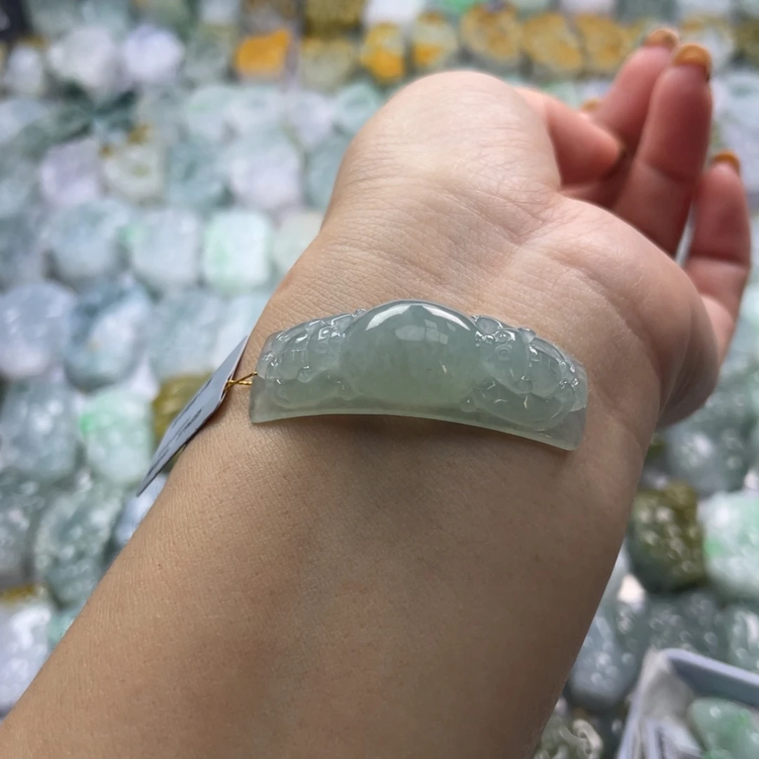 翡翠未镶嵌颈饰貔貅