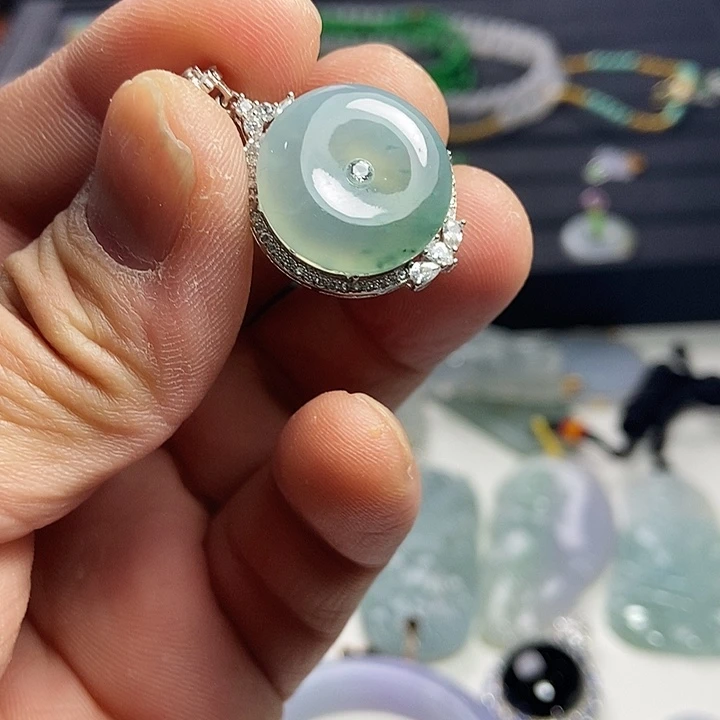 翡翠银S925镶嵌颈饰平安扣