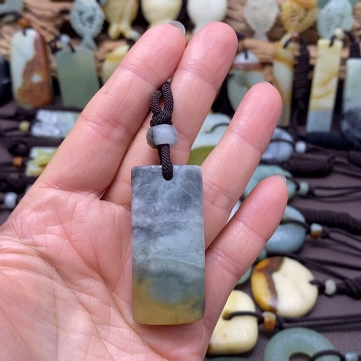 蛇纹石玉未镶嵌颈饰