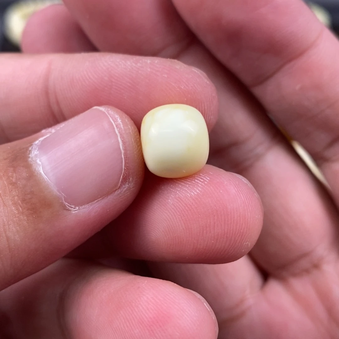 J***L未镶嵌琥珀裸石配饰