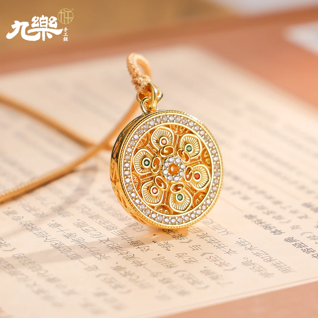 九乐 吊坠足银合成锆石 轻奢高级感圆牌吊坠电金六字花丝罗盘绳链