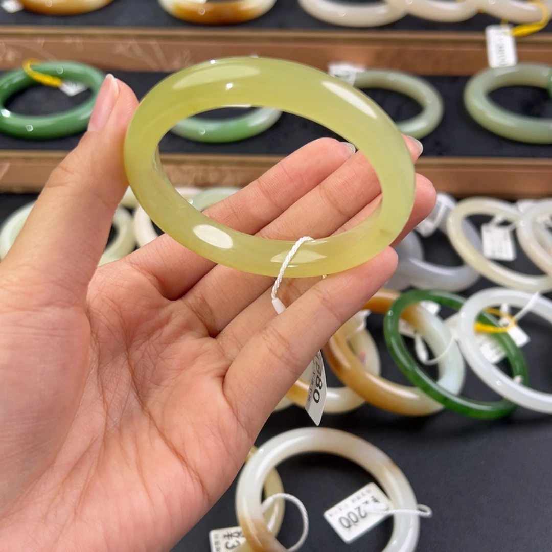 和田玉未镶嵌手镯有细纹