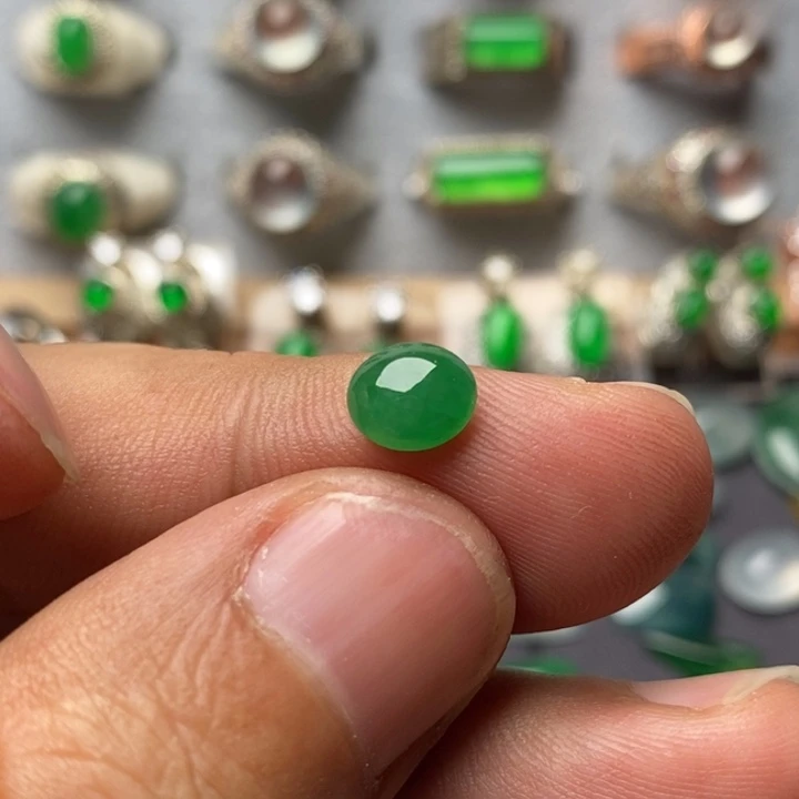 翡翠散珠冰底绿色戒面7.8*6.9*4.2