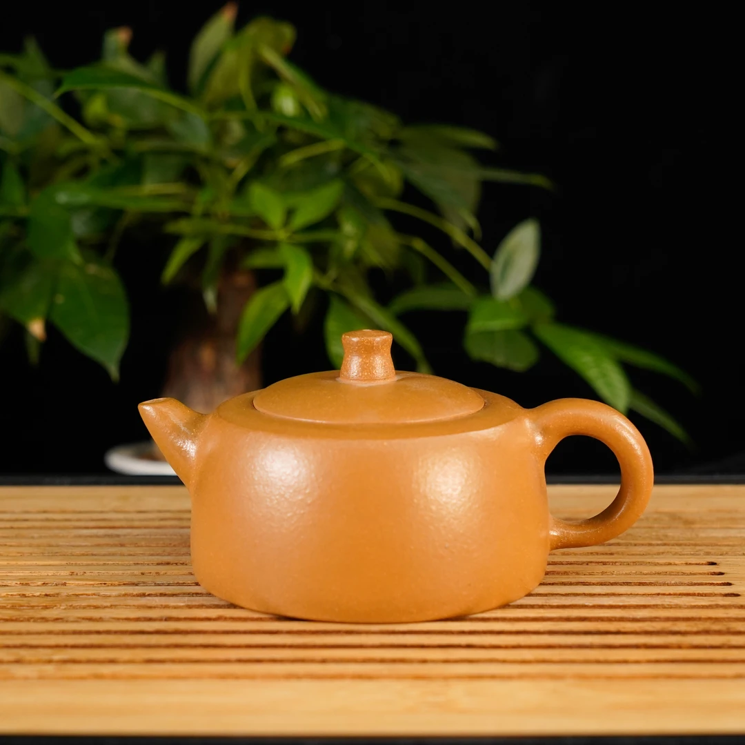 GS37-035   王卫祥   宜兴手工紫砂  天际