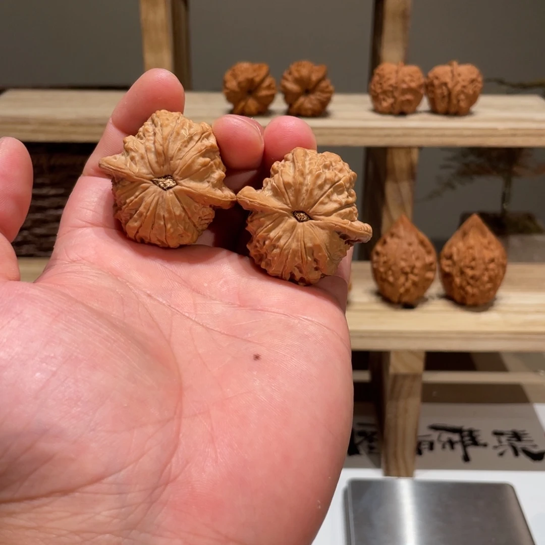 关***切文玩核桃把件血麒麟