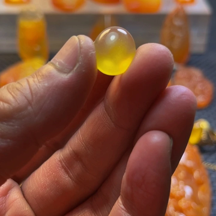 未镶嵌旦面石英质玉