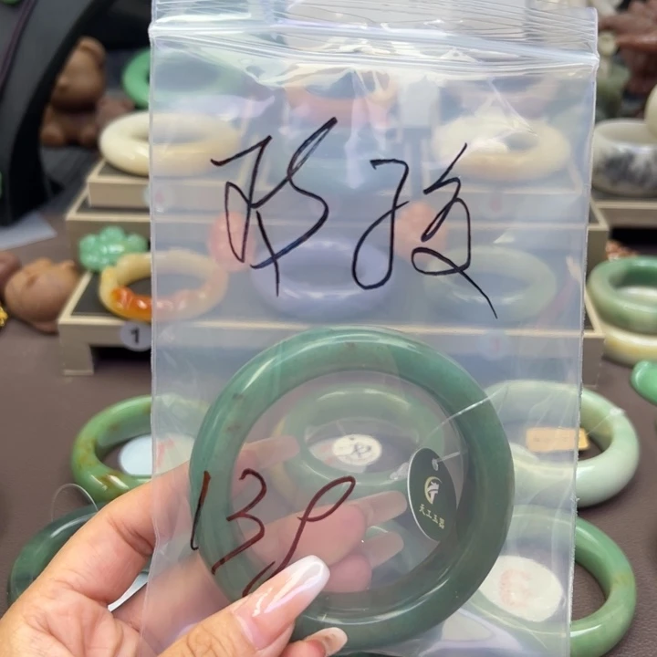 未镶嵌手镯石英岩玉玫*