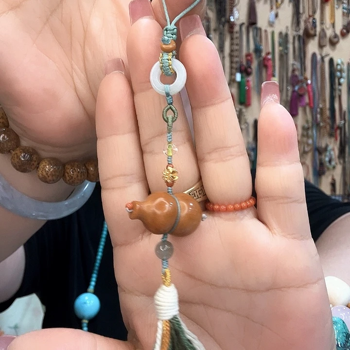 橄榄核吊坠精工制作橄榄胡绿