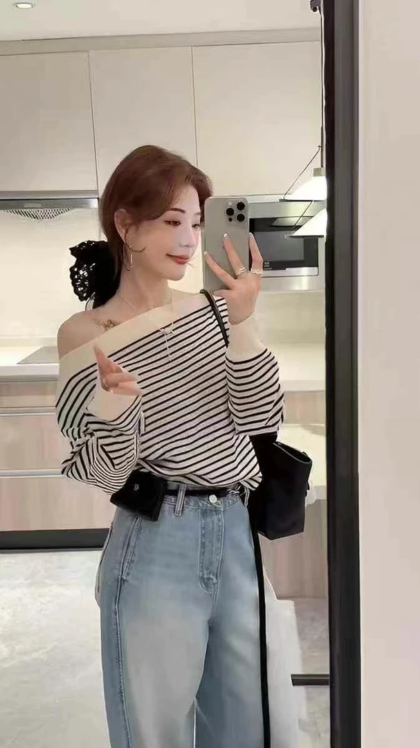 超好看的独特漂亮条纹针织衫女开春穿搭早秋韩系chic别致斜肩上衣