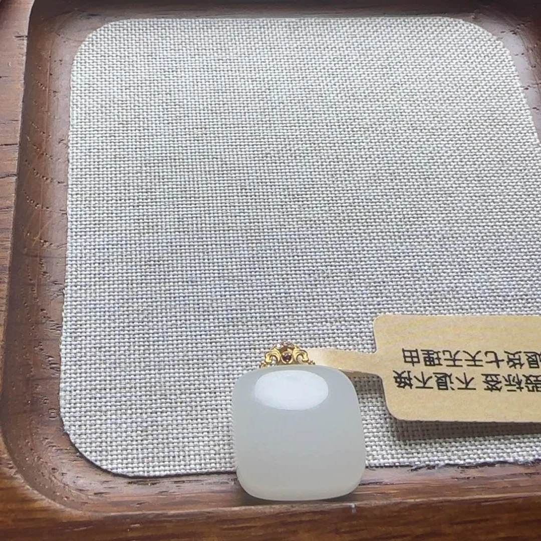 颈饰18K金镶嵌和田玉