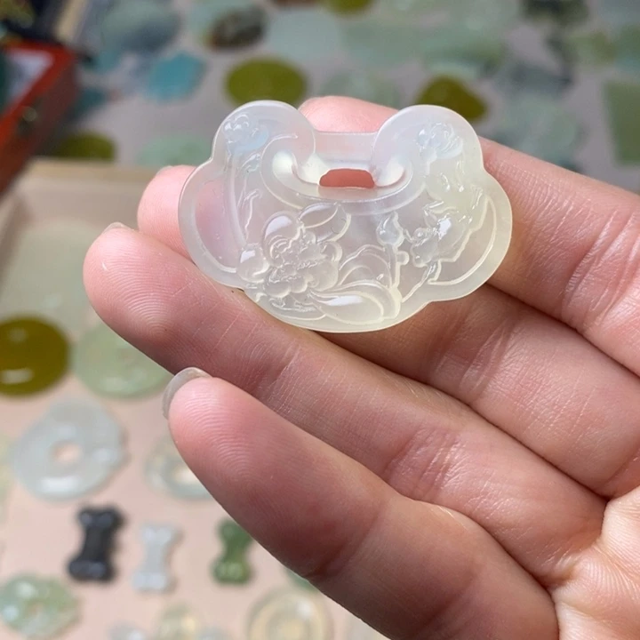 蛇纹石玉颈饰未镶嵌白****?