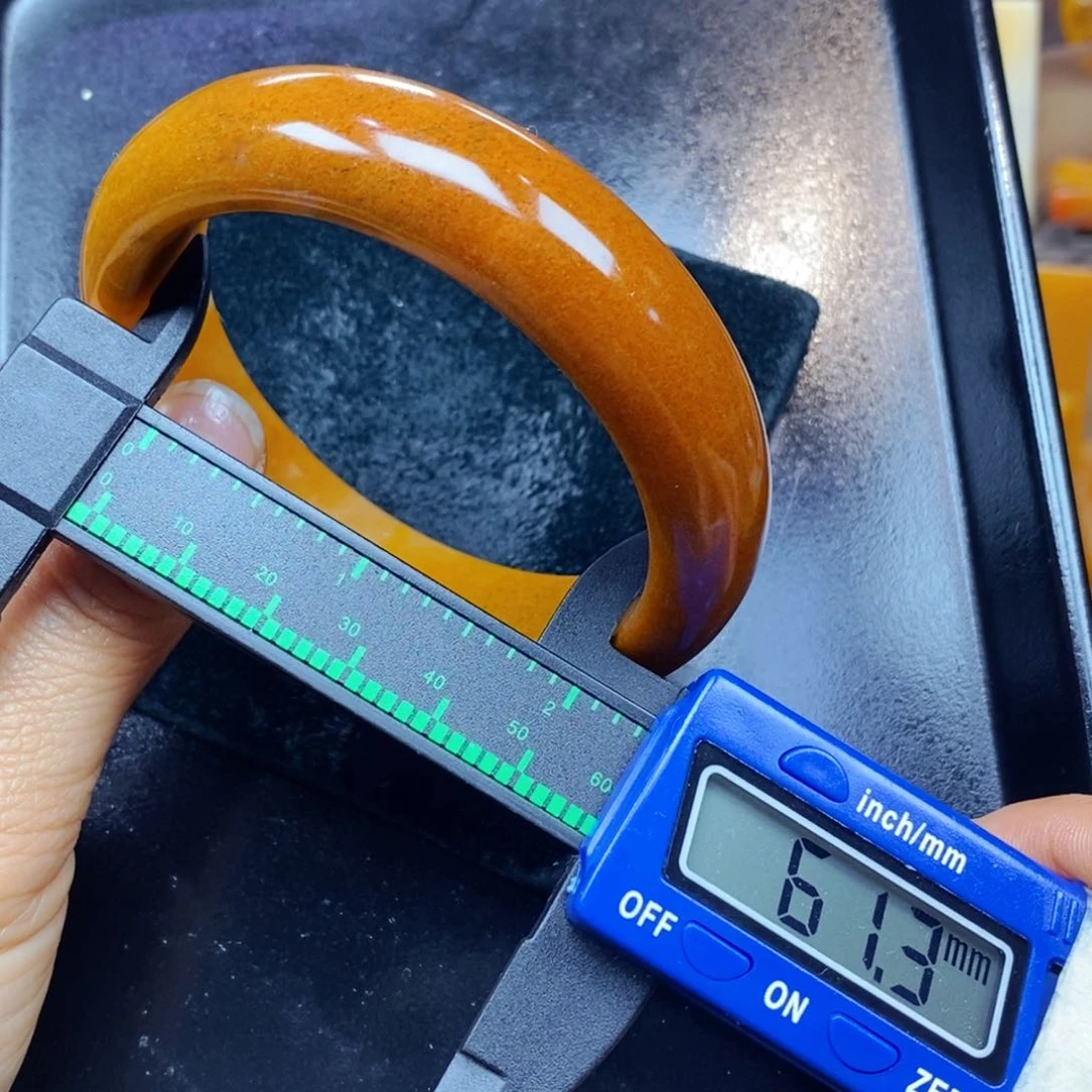 未镶嵌石英质玉（黄龙玉）颈饰