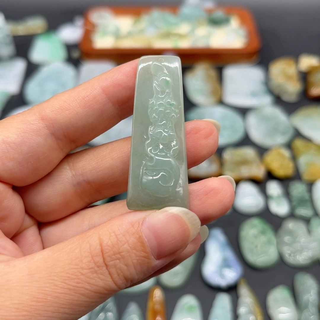 多***芽翡翠未镶嵌颈饰梅花