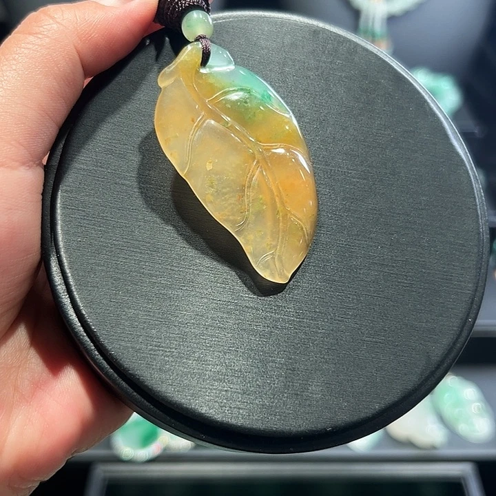 石英质玉（非洲翠）未镶嵌颈饰