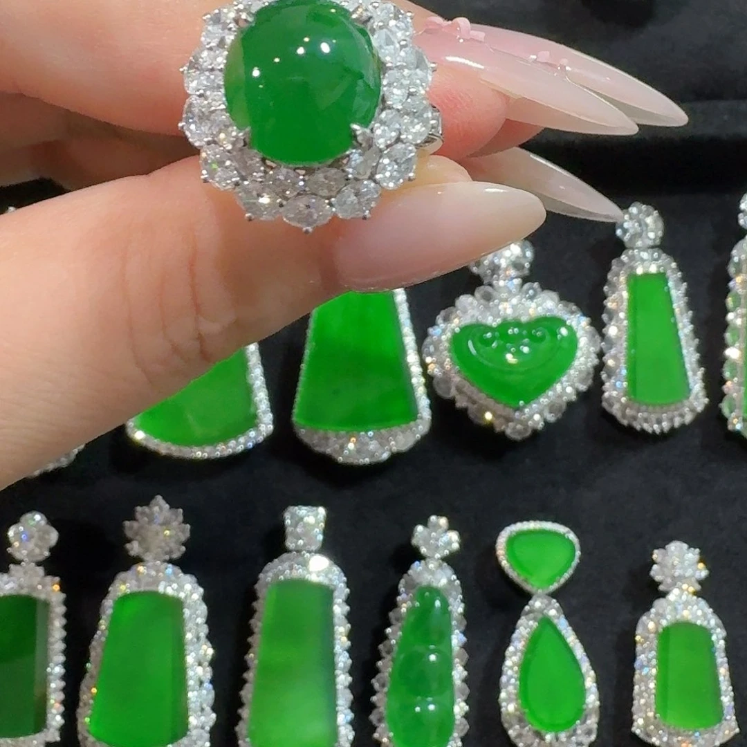 翡翠戒指18K金镶嵌蛋面