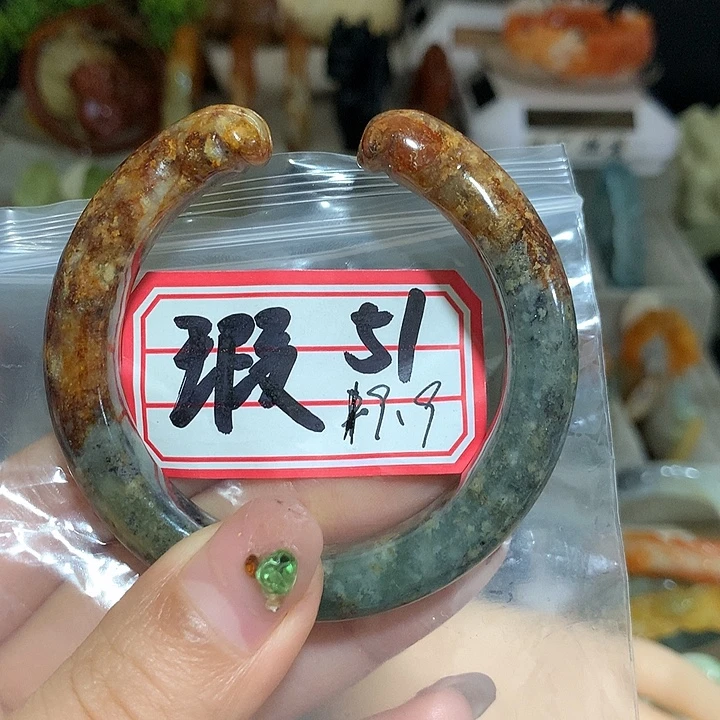 南***。蛇纹石玉未镶嵌手镯