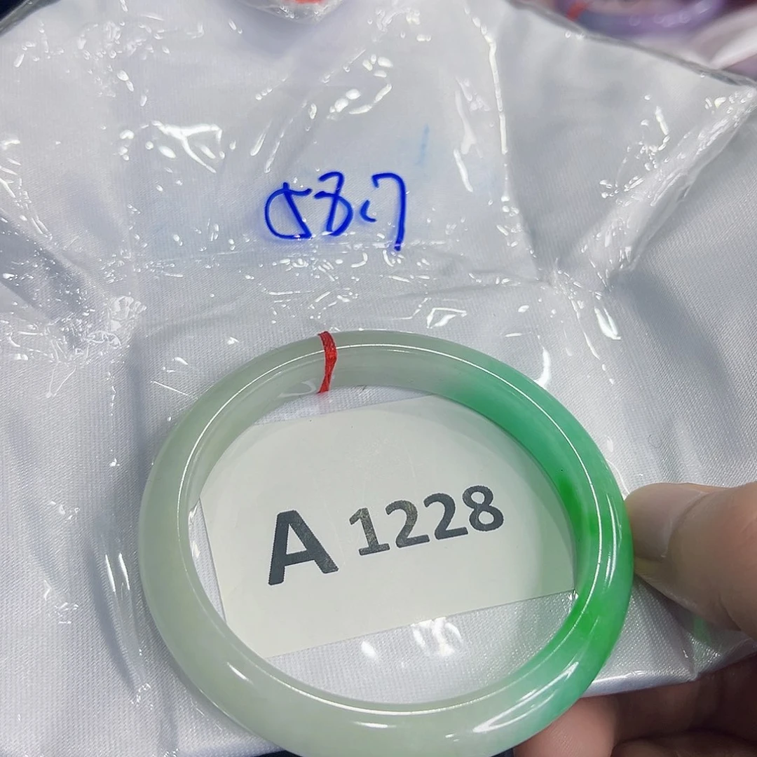 翡翠手镯未镶嵌手镯