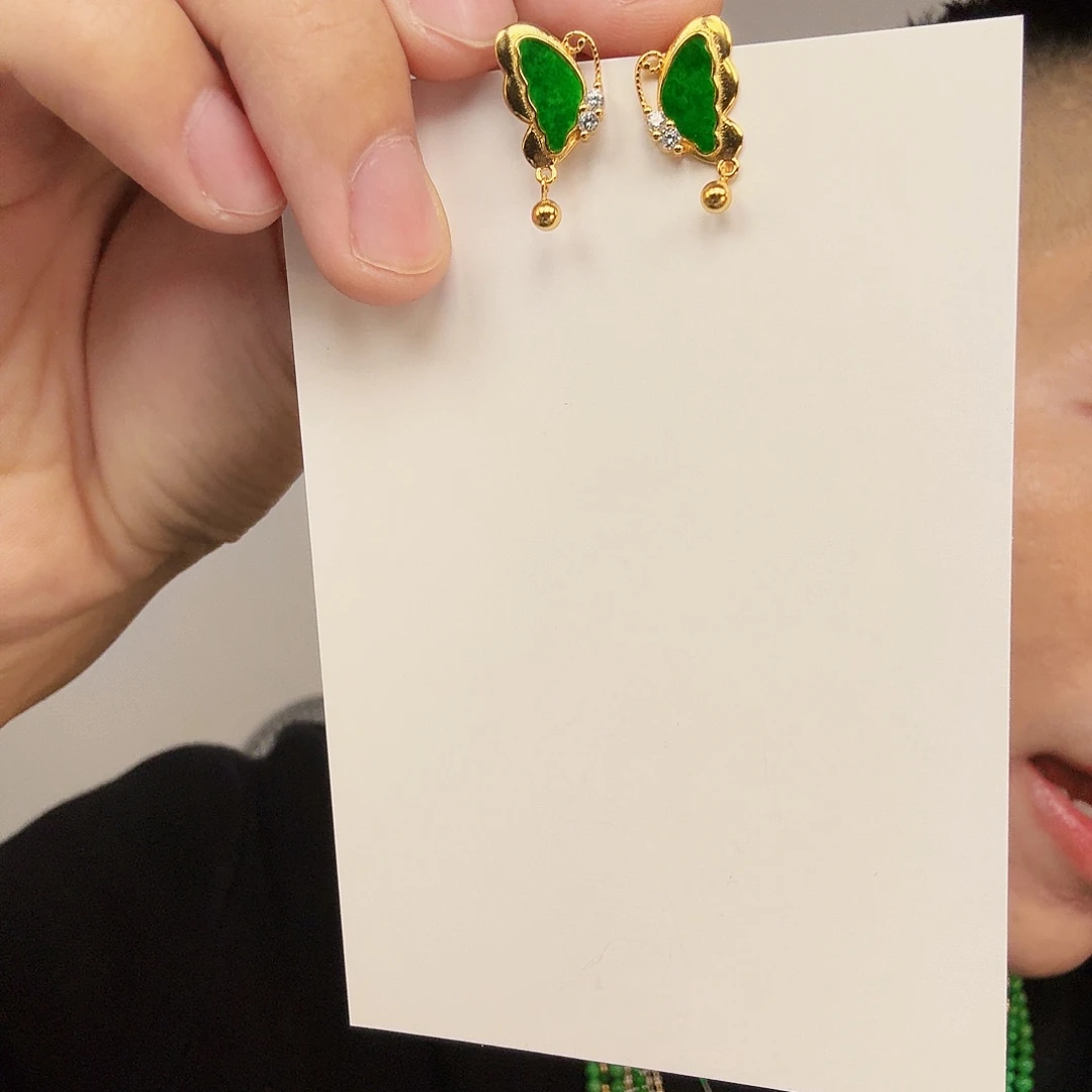 翡翠未镶嵌颈饰一对