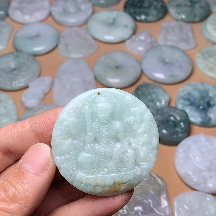 翡翠未镶嵌颈饰文殊