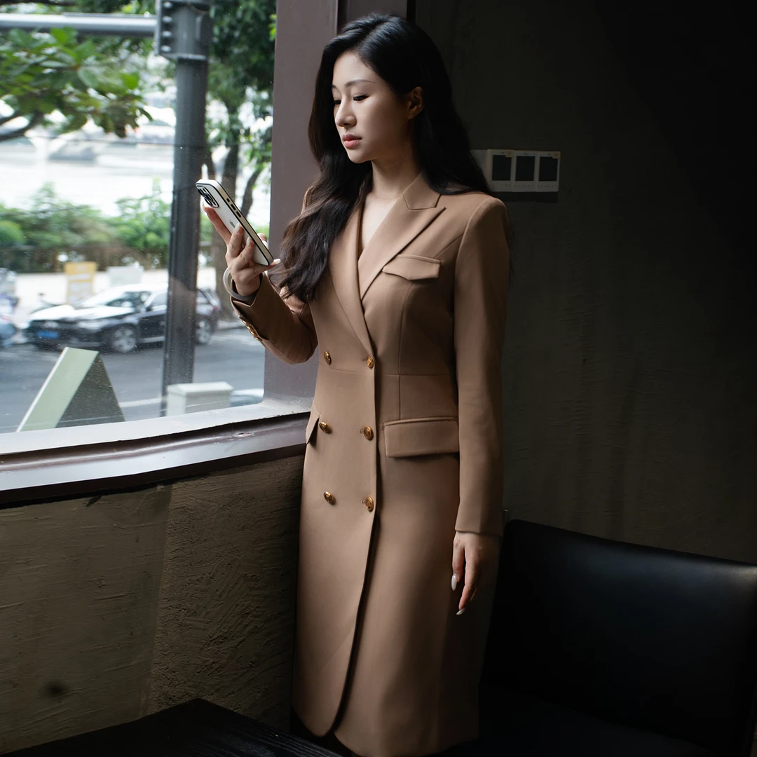 卡其色西装连衣裙女秋季新款气质时尚通勤正装双排扣修身裙子