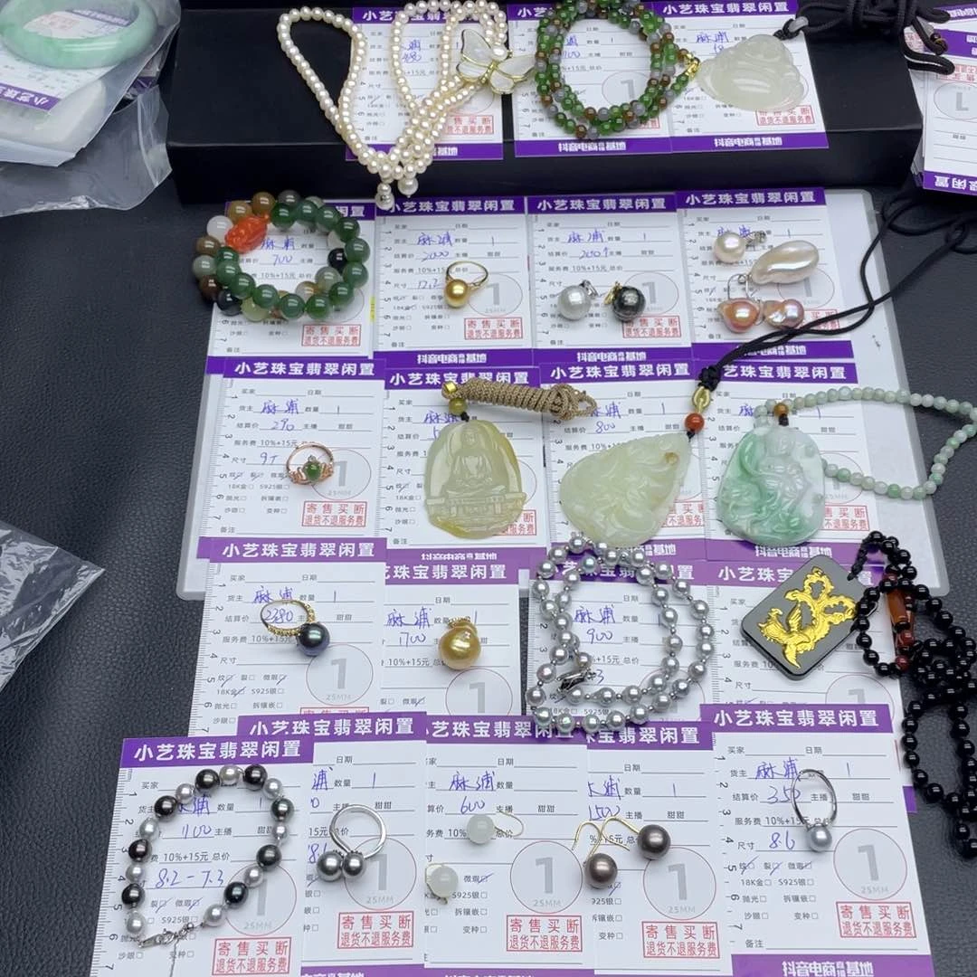 和田玉18K金镶嵌耳饰