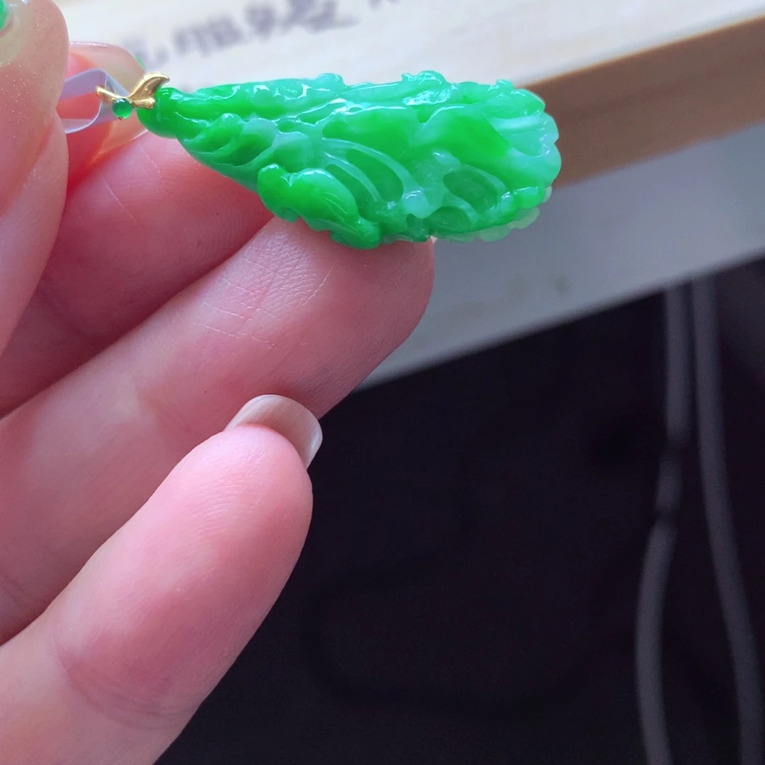 翡翠18K金镶嵌颈饰吊坠