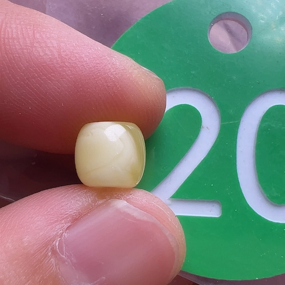 未镶嵌蜜蜡裸石7m m