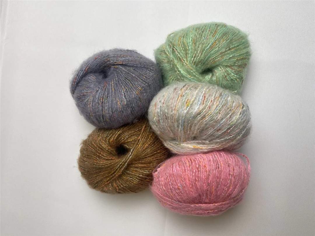 一团喷毛纱 颜色随机发