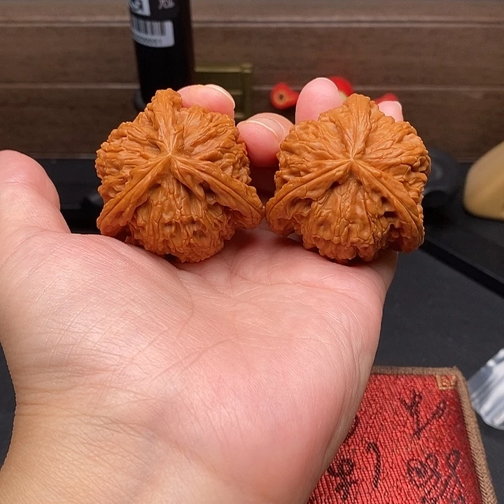 留***手文玩核桃把件白奔