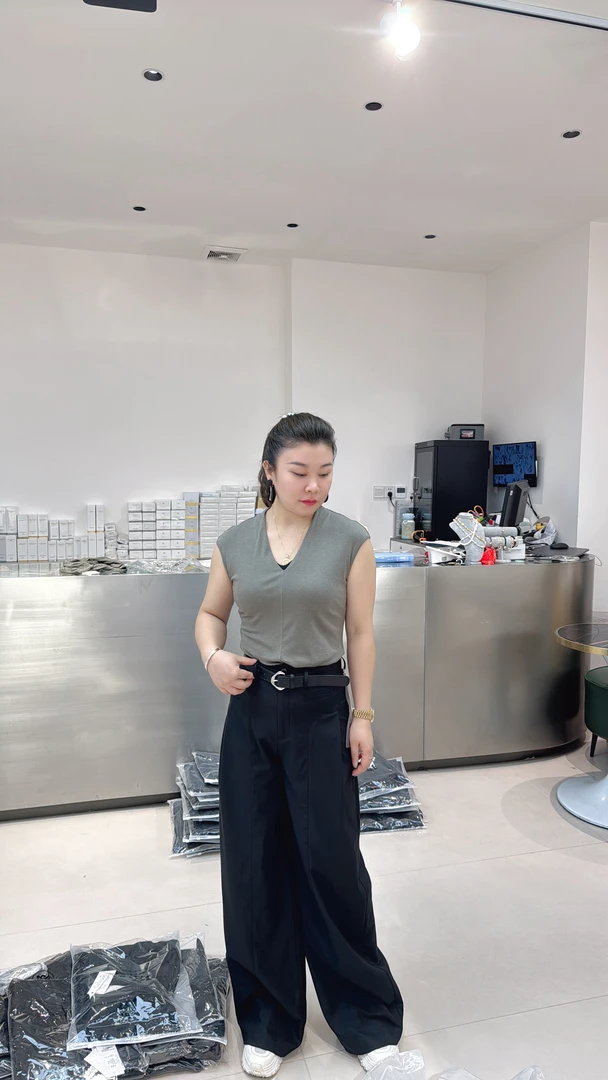 琼尚-新款V领百搭舒适T992020105