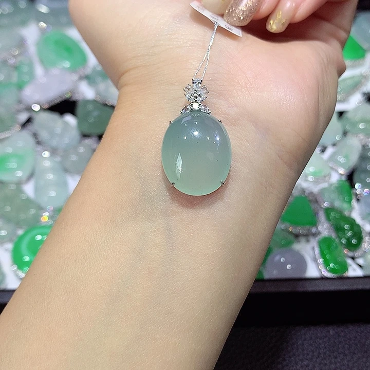 翡翠18K金镶嵌颈饰蛋