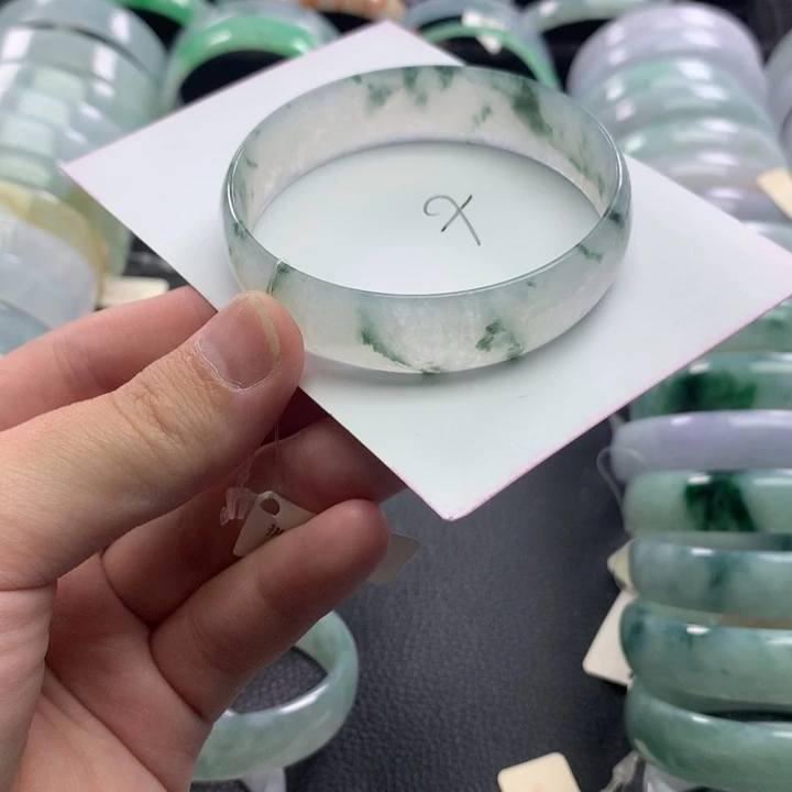 翡翠未镶嵌手镯公主