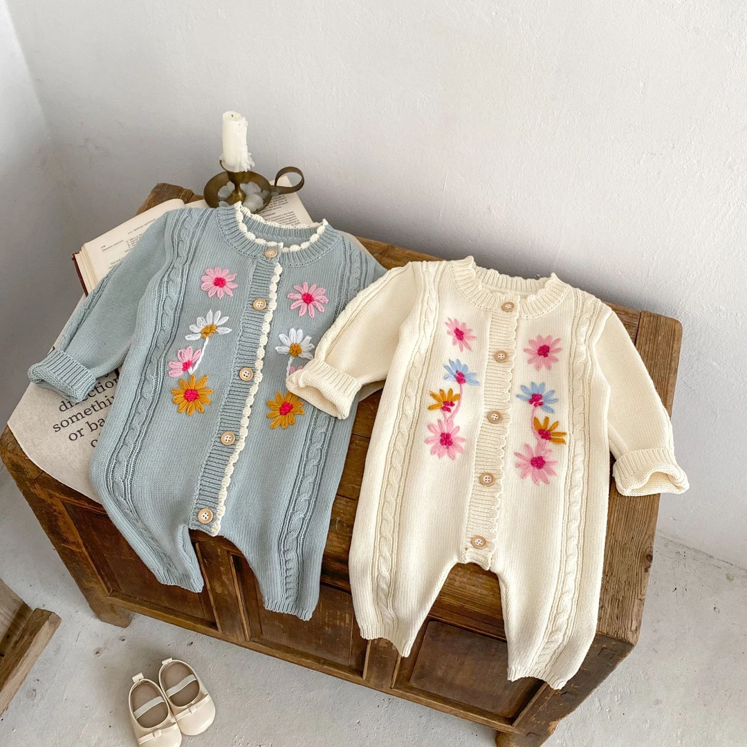 2025春季0-3岁婴幼女宝宝手工绣花针织长爬连体衣小清新爬服