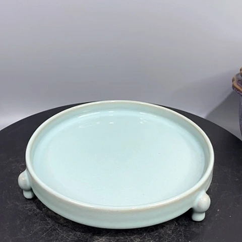 摆件汝窑三足奁造型美观