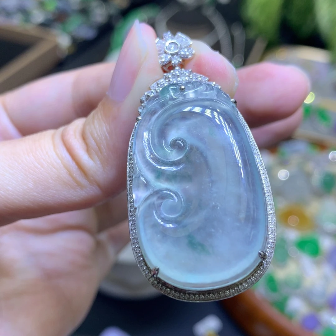 颈饰18K金镶嵌翡翠