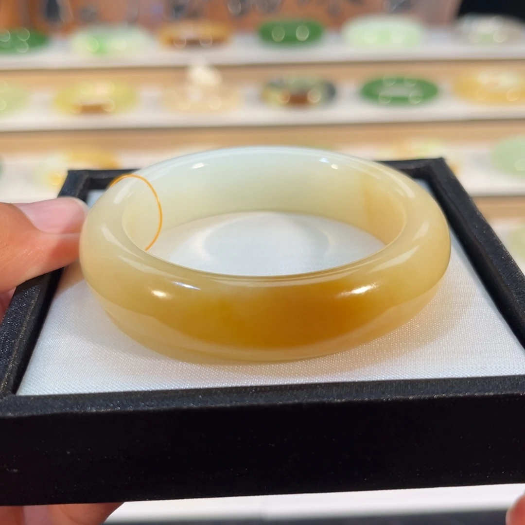 和田玉未镶嵌手镯糖白半山水