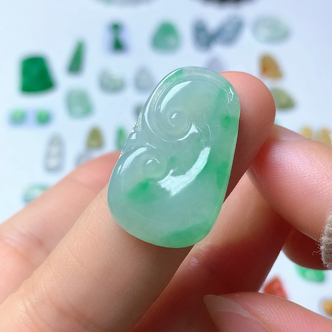 翡翠未镶嵌颈饰如意