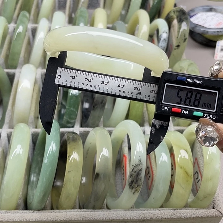蛇纹石玉未镶嵌手镯200