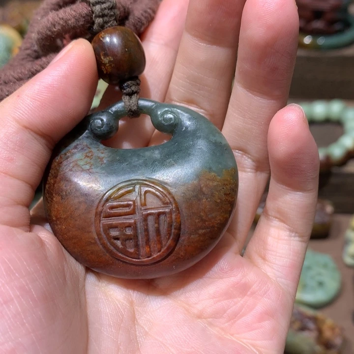 未镶嵌岫岩河磨玉（透闪石质玉）挂件