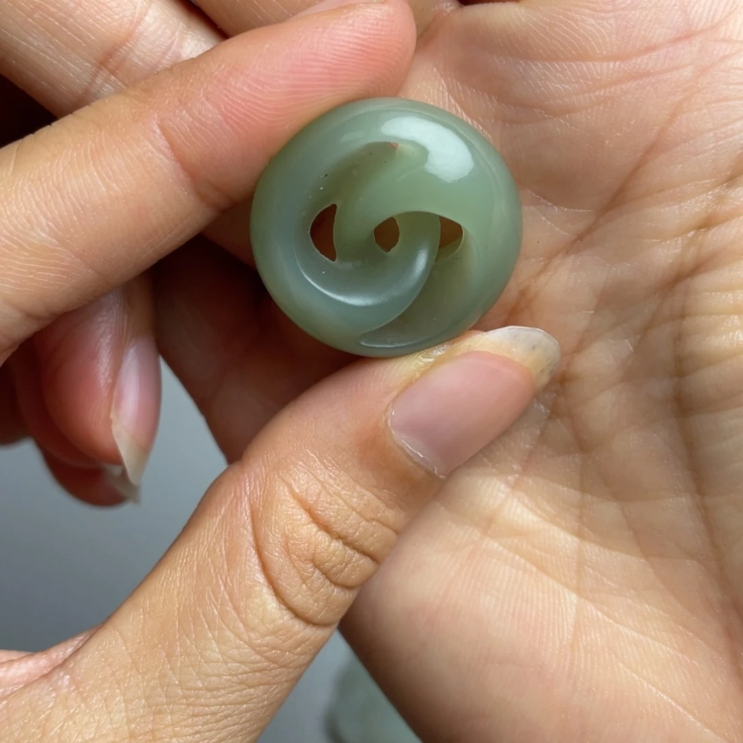 和田玉未镶嵌颈饰微瑕