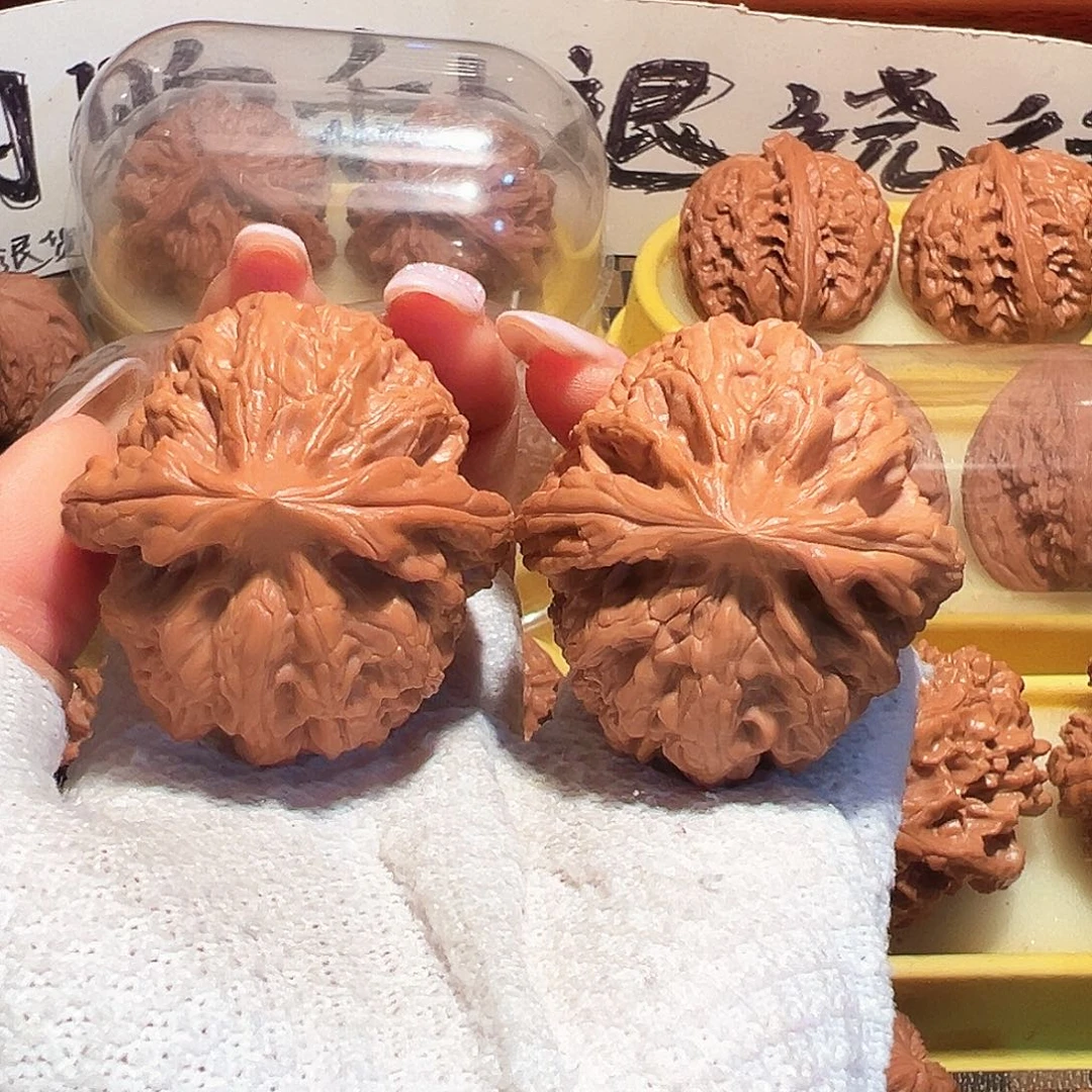 高***钰桃核吊坠47微修尖红锦鲤