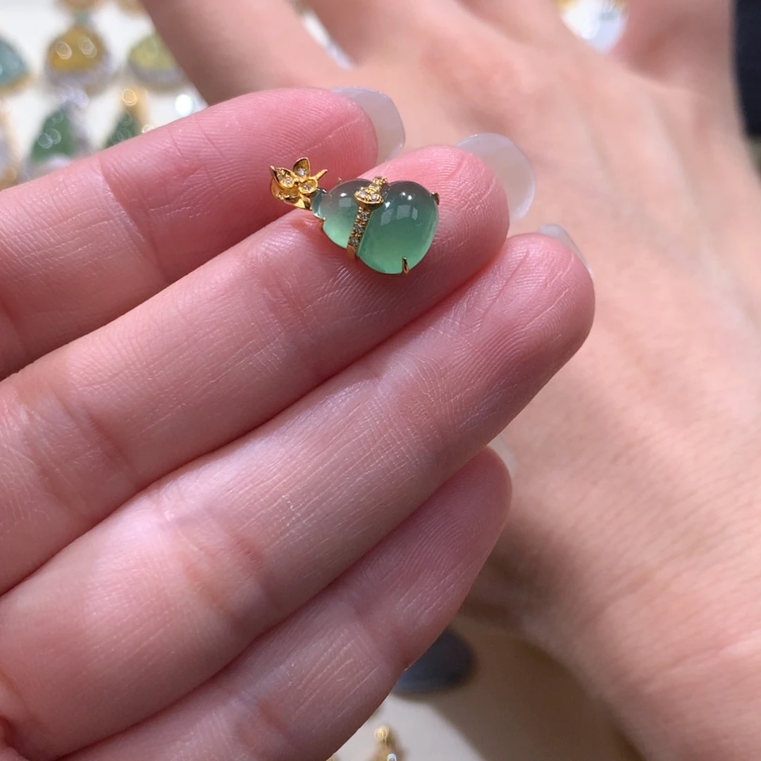 过***友翡翠18K金镶嵌颈饰翡翠