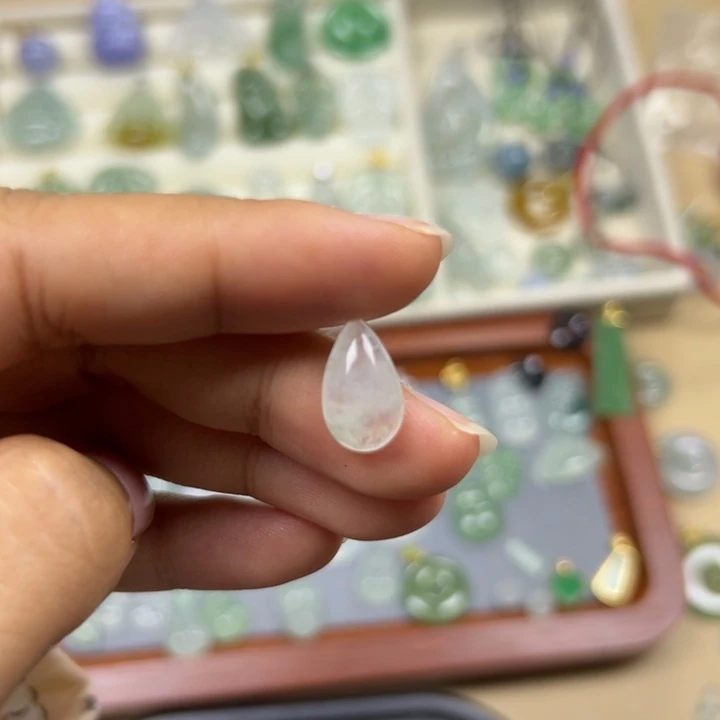 翡翠未镶嵌颈饰水滴