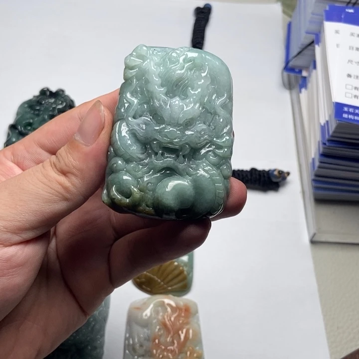 江***生颈饰未镶嵌翡翠龙牌