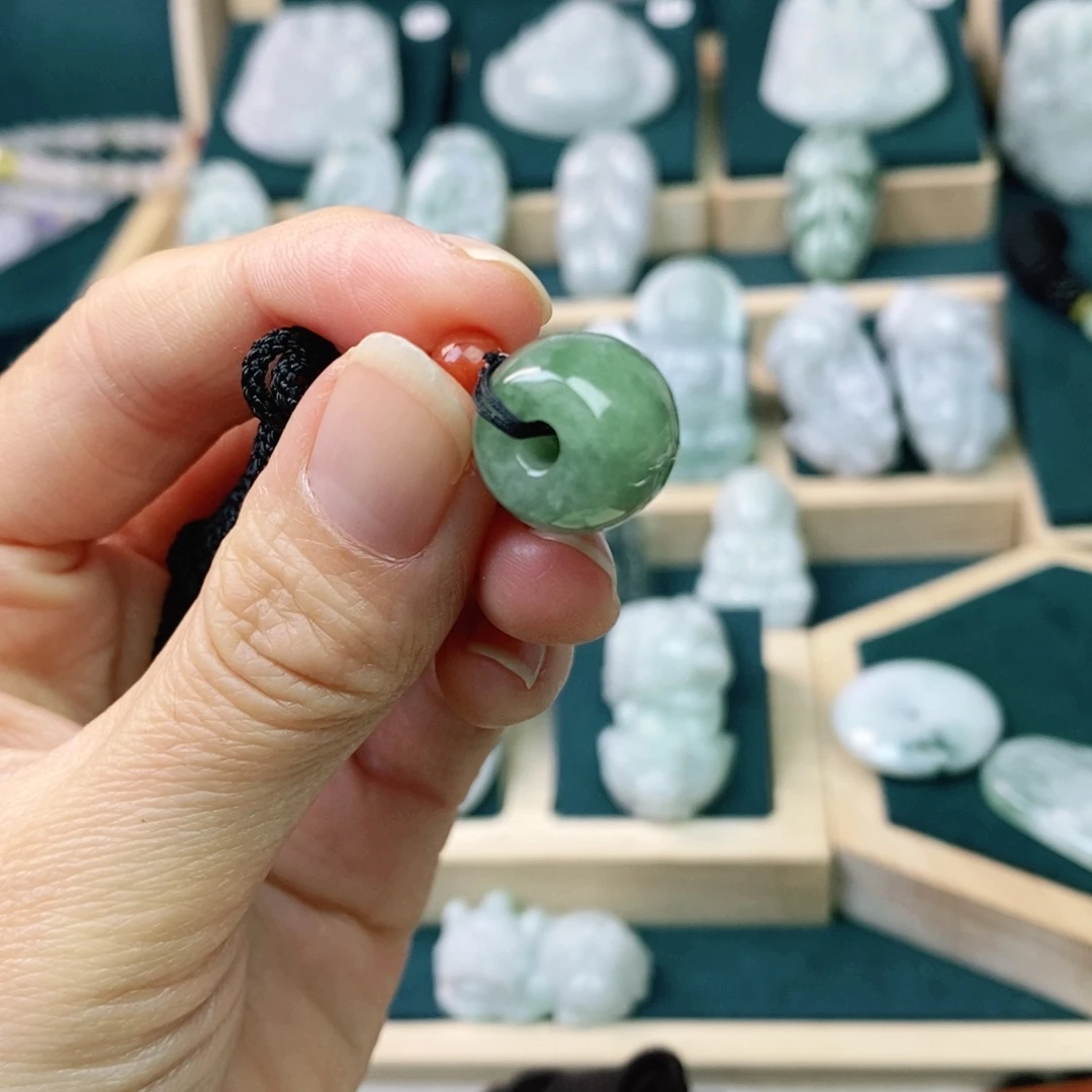 翡翠颈饰未镶嵌青*路路通