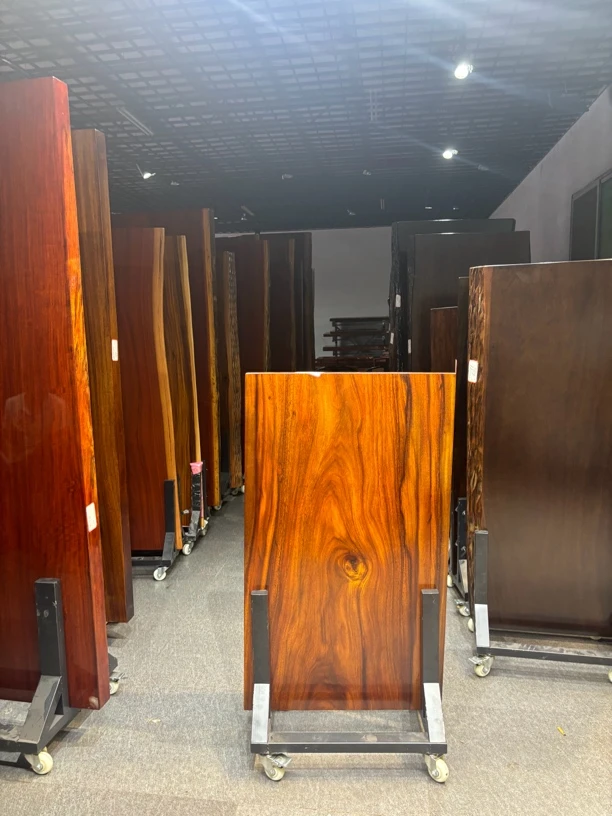 大板以直播间实物为主