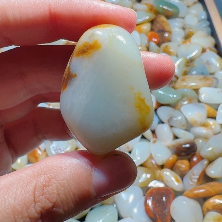 和田玉（糖玉）未镶嵌颈饰32克