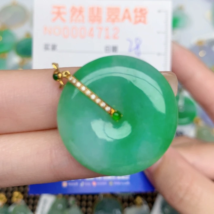 佛***家颈饰18K金镶嵌翡翠扣