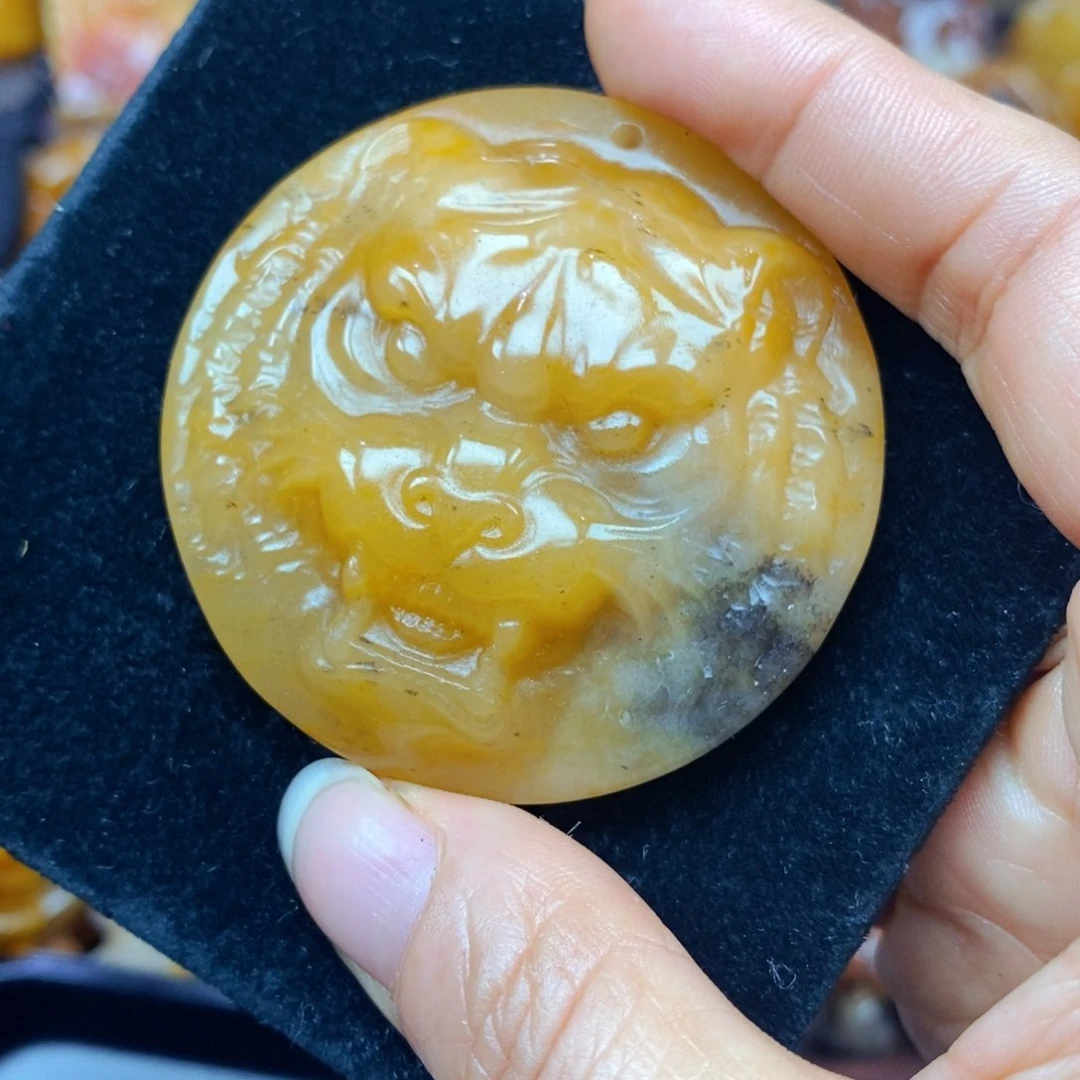 未镶嵌石英质玉（黄龙玉）颈饰