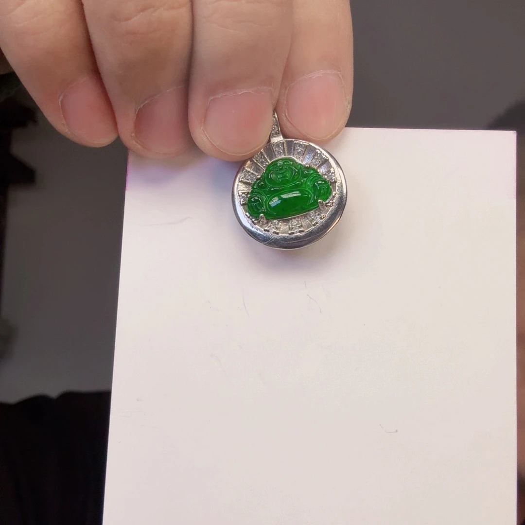 翡翠未镶嵌颈饰一件